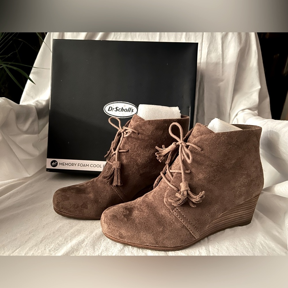 Dr Scholl’s taupe Dakota suede wedges. Size 8.5M